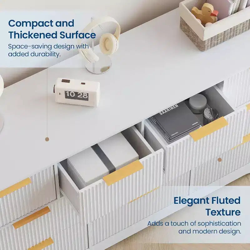Comò a 10 cassetti scanalato con maniglie dorate, mobile contenitore moderno e lungo, elegante soluzione per camera da letto, soggiorno, ingresso