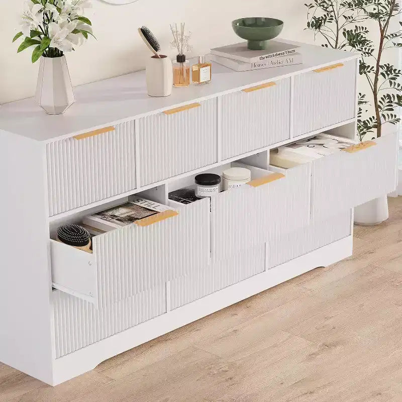 Comò a 10 cassetti scanalato con maniglie dorate, mobile contenitore moderno e lungo, elegante soluzione per camera da letto, soggiorno, ingresso