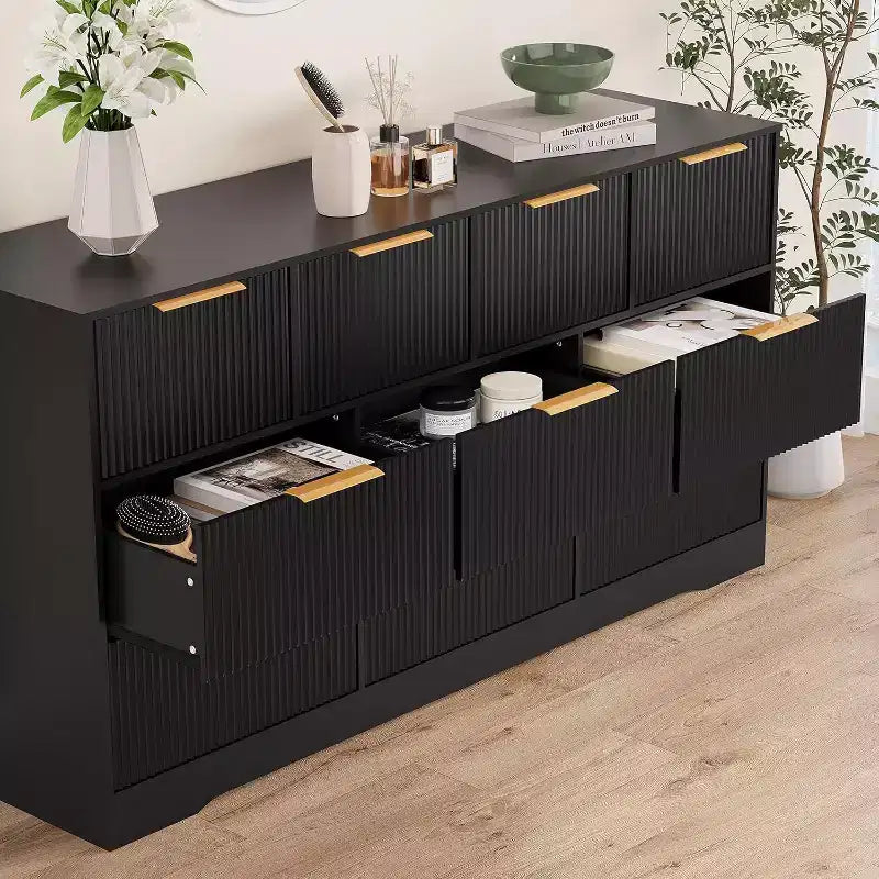 Comò a 10 cassetti scanalato con maniglie dorate, mobile contenitore moderno e lungo, elegante soluzione per camera da letto, soggiorno, ingresso