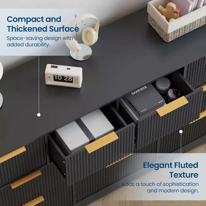 Comò a 10 cassetti scanalato con maniglie dorate, mobile contenitore moderno e lungo, elegante soluzione per camera da letto, soggiorno, ingresso