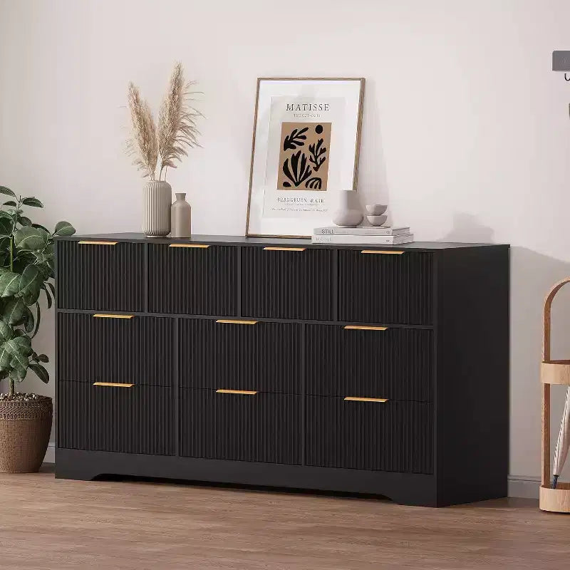 Comò a 10 cassetti scanalato con maniglie dorate, mobile contenitore moderno e lungo, elegante soluzione per camera da letto, soggiorno, ingresso