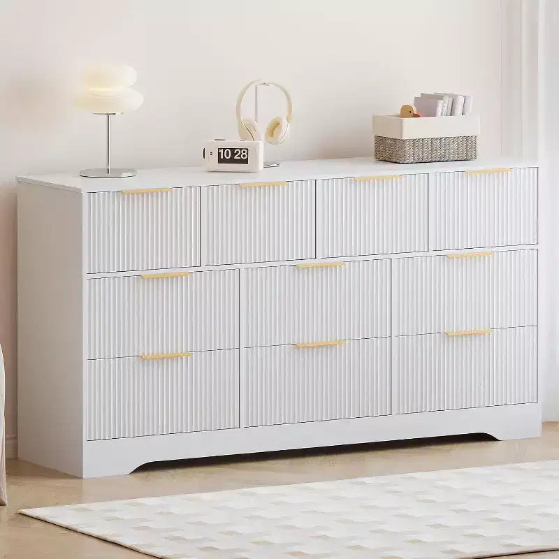 Comò a 10 cassetti scanalato con maniglie dorate, mobile contenitore moderno e lungo, elegante soluzione per camera da letto, soggiorno, ingresso